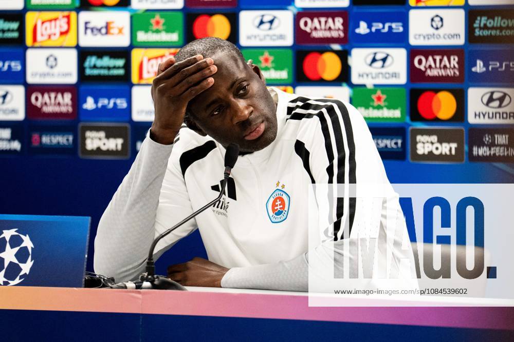 Champions League, 2. Spieltag, Å K Slovan Bratislava vs. VfB Stuttgart im Å tadion Tehelnà pole Narodný futbalový Å¡tadion Yaya Tourà (Slovan) bei der Pressekonferenz nach dem Spiel WICHTIGER HINWEIS: Gemäß den Vorgaben des DFB und der DFL ist es untersagt, in dem Stadion und oder vom Spiel angefertigte Fotoaufnahmen in Form von Sequenzbildern und oder videoähnlichen Fotostrecken zu verwerten bzw. verwerten zu lassen.