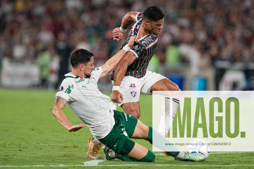 Hulk of Fluminense (R) and Joaquín Piquerez of Palmeiras (L) fight for possession during a Copa CONMEBOL Libertadores semi-final first leg match between Fluminense and Palmeiras at Maracana Stadium on October 14, 2026 in Rio de Janeiro, Brazil (Photo by Riquelve Nata Sports Press Photo SPP)