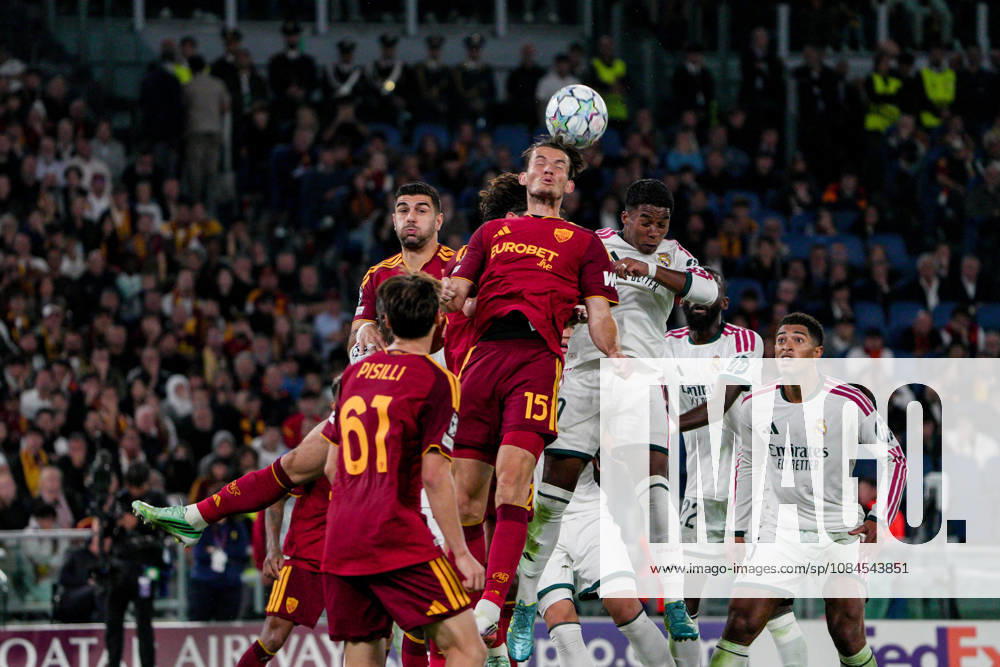 SOCCER - UEFA Champions League - AS Roma vs. Real Madrid Photo by IPA ABACAPRESS.COM89697316 - Endrick of Real Madrid and Marten de Roon of AS Roma during the AS Roma vs. Real Madrid UEFA Champions League soccer match in Rome, Italy, on October 14, 2026 Rome Italy