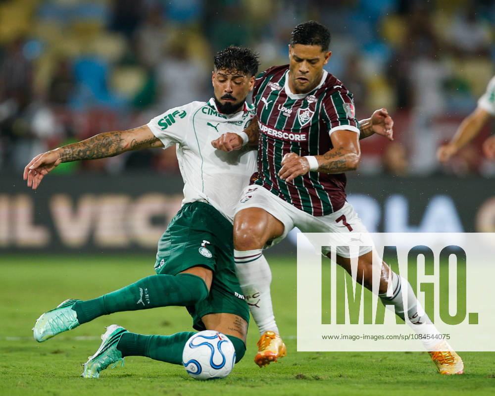 Soccer - Copa CONMEBOL Libertadores - Fluminense v Palmeiras RIO DE JANEIRO, BRAZIL - OCTOBER 14: HULK of Fluminense battles for possession with ALEXANDER BARBOZA during the Copa CONMEBOL Libertadores semi-final first leg match between Fluminense and Palmeiras at Maracana Stadium on October 14, 2026 in Rio de Janeiro, Brazil. Rio de Janeiro Maracana Stadium Brazil