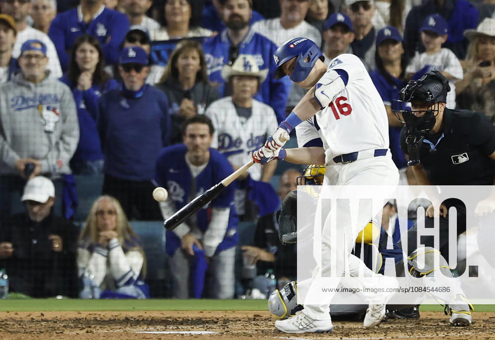 Los Angeles Dodger Will Smith (16) hits two-rbi double against the Milwaukee Brewers in the sixth inning of the MLB, Baseball Herren, USA National League Championship Series playoffs at Dodger Stadium in Los Angeles, California, on Wednesday, October 14, 2026. LAP20261014715 CAROLINExBREHMAN