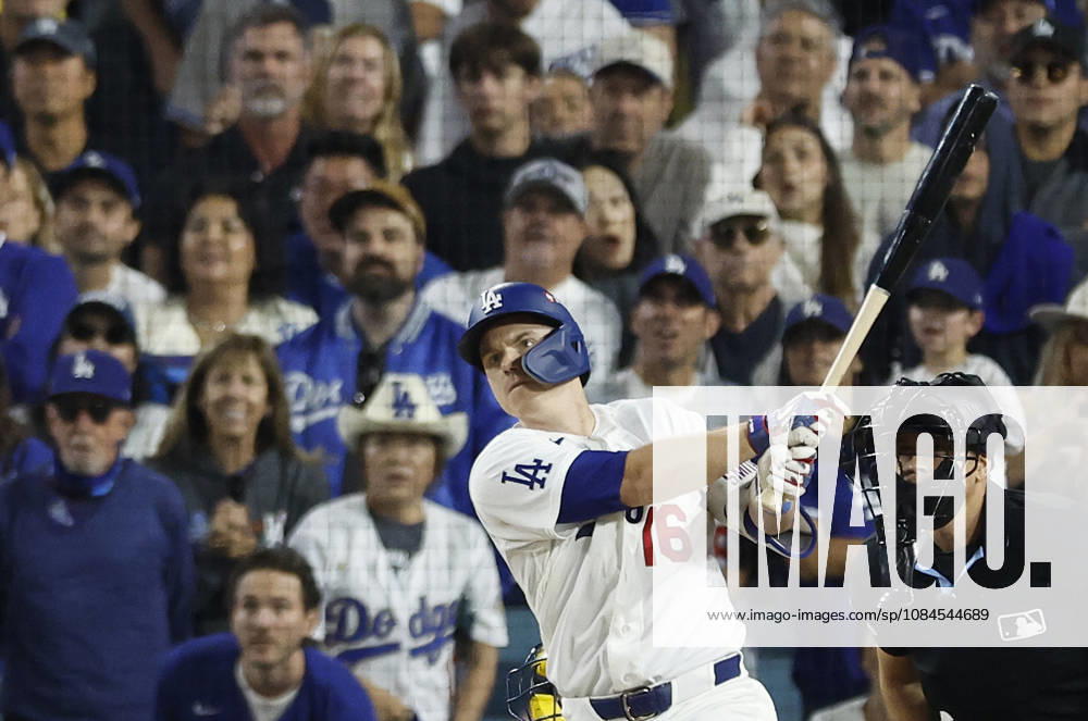 Los Angeles Dodger Will Smith (16) hits two-rbi double against the Milwaukee Brewers in the sixth inning of the MLB, Baseball Herren, USA National League Championship Series playoffs at Dodger Stadium in Los Angeles, California, on Wednesday, October 14, 2026. LAP20261014716 CAROLINExBREHMAN