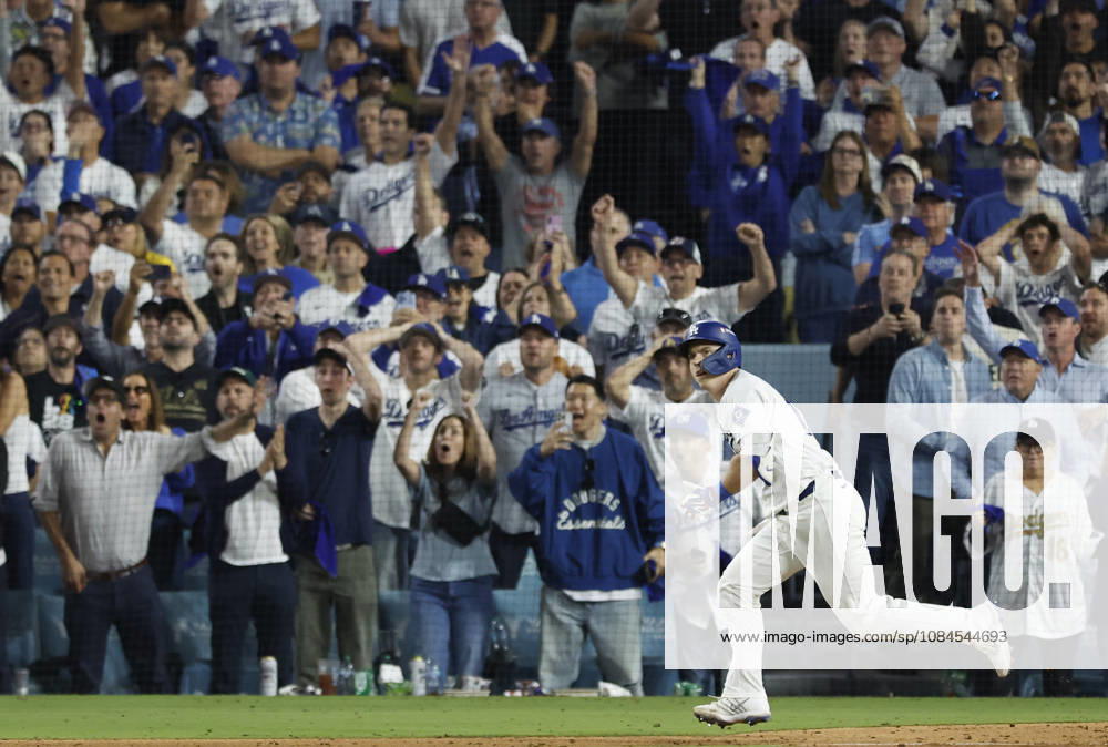Los Angeles Dodger Will Smith (16) hits two-rbi double against the Milwaukee Brewers in the sixth inning of the MLB, Baseball Herren, USA National League Championship Series playoffs at Dodger Stadium in Los Angeles, California, on Wednesday, October 14, 2026. LAP20261014717 CAROLINExBREHMAN