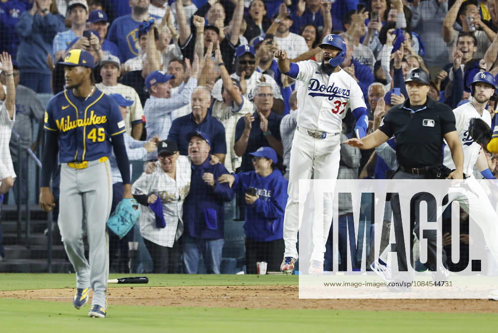 Los Angeles Dodger Teoscar Hernandez (37) celebrates as Milwaukee Brewers pitcher Abner Uribe (45) reacts after scoring on a two-rbi double by Will Smith in the sixth inning of the MLB, Baseball Herren, USA National League Championship Series playoffs at Dodger Stadium in Los Angeles, California, on Wednesday, October 14, 2026. LAP20261014722 CAROLINExBREHMAN
