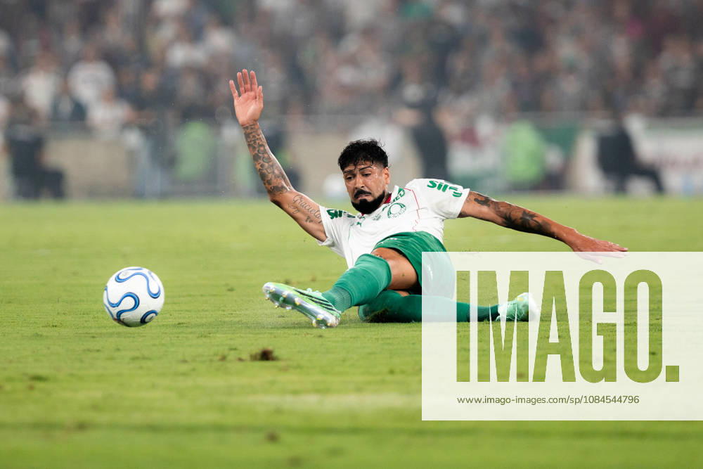 Fluminense v Palmeiras - Copa Libertadores 2026 RIO DE JANEIRO, BRAZIL - OCTOBER 14: Alex Barboza of Palmeiras in action during the CONMEBOL Libertadores semifinal first-leg match between Fluminense and Palmeiras at Maracana Stadium on October 14, 2026 in Rio de Janeiro, Brazil.