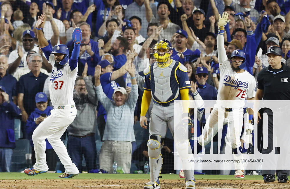 Los Angeles Dodger Teoscar Hernandez (37) and Miguel Rojas (72) celebrate after a two-rbi double by Will Smith in the sixth inning of the MLB, Baseball Herren, USA National League Championship Series playoffs at Dodger Stadium in Los Angeles, California, on Wednesday, October 14, 2026. LAP20261014724 CAROLINExBREHMAN