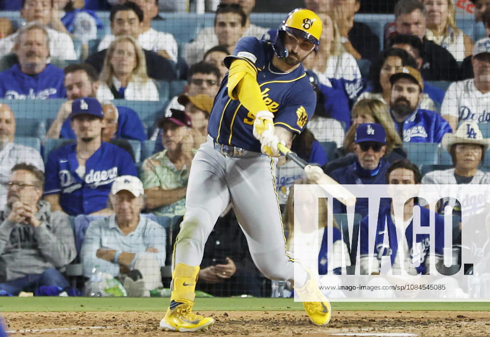 Milwaukee Brewers Garrett Mitchell (5) hits a solo home run against the the Los Angeles Dodgers in the seventh inning of the MLB, Baseball Herren, USA National League Championship Series playoffs at Dodger Stadium in Los Angeles, California, on Wednesday, October 14, 2026. LAP20261014727 CAROLINExBREHMAN