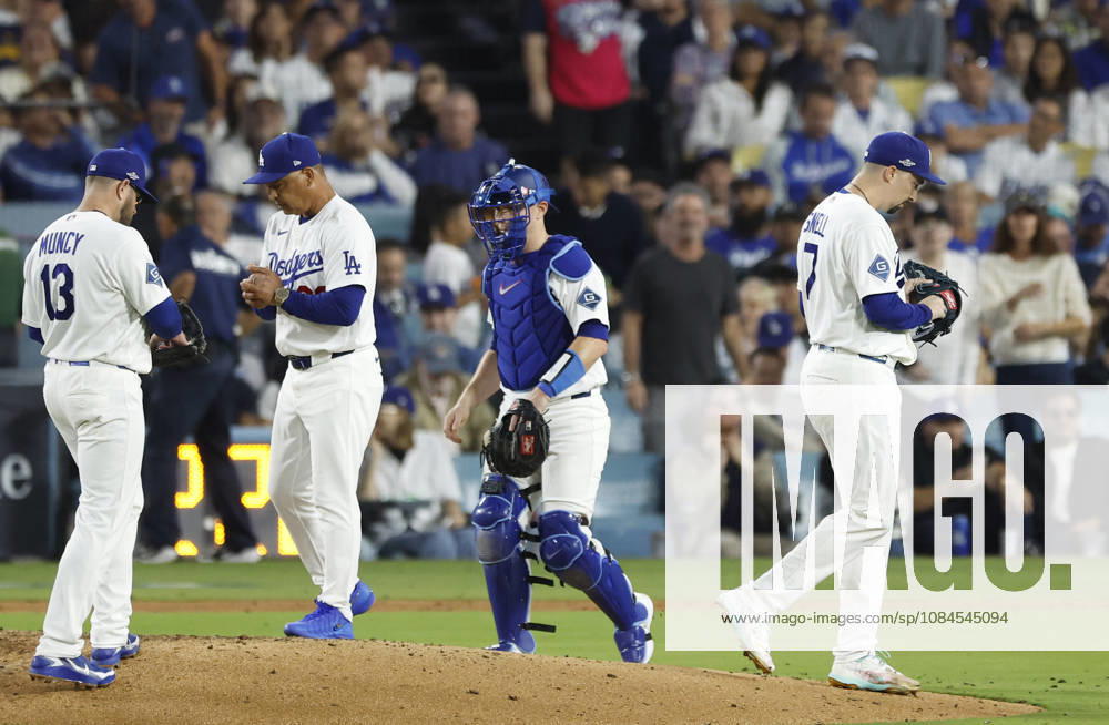 Los Angeles Dodgers pitcher Blake Snell (7) is taken out of the game after giving up three runs to the Milwaukee Brewers in the seventh inning of the MLB, Baseball Herren, USA National League Championship Series playoffs at Dodger Stadium in Los Angeles, California, on Wednesday, October 14, 2026. LAP20261014733 CAROLINExBREHMAN
