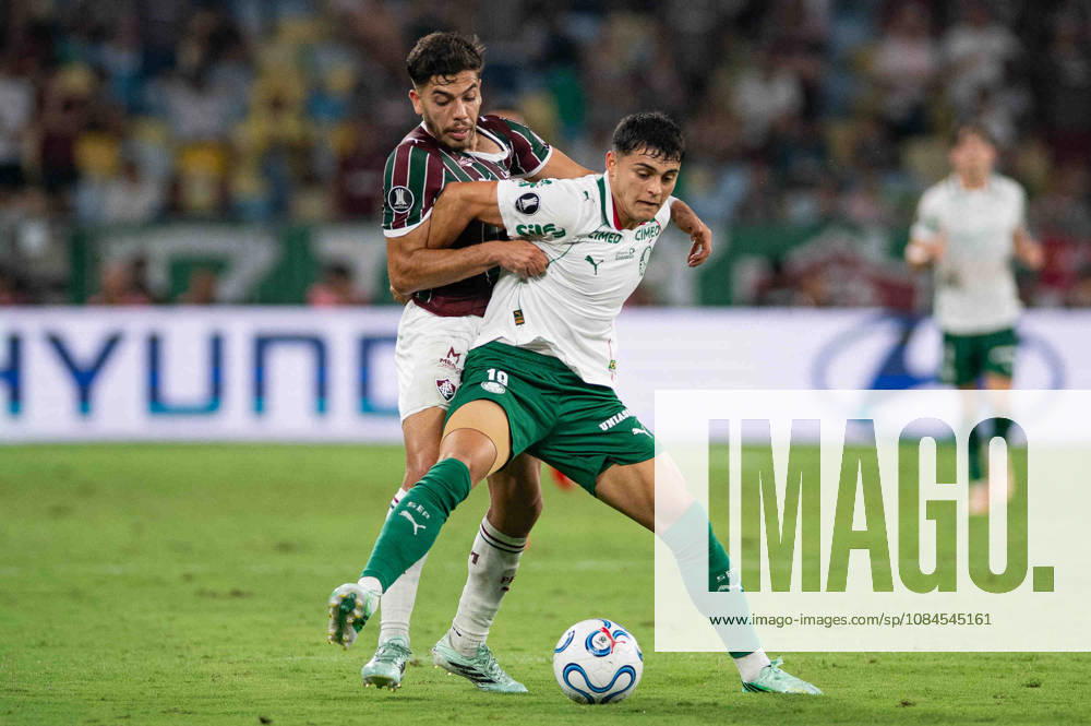 Ramón Sosa of Palmeiras chased by Nonato of Fluminense during a Copa CONMEBOL Libertadores semi-final first leg match between Fluminense and Palmeiras at Maracana Stadium on October 14, 2026 in Rio de Janeiro, Brazil (Photo by Riquelve Nata Sports Press Photo SPP)