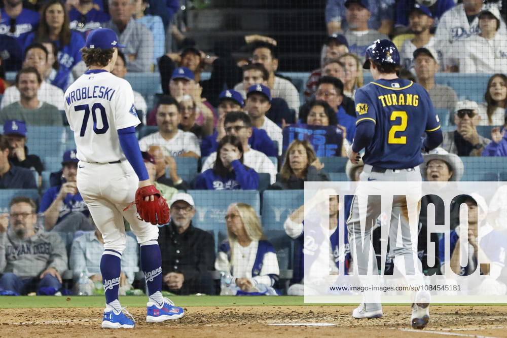 Milwaukee Brewers Brice Turang (2) scores on a wild pitch by Los Angeles Dodgers pitcher Justin Wrobleski (70) in the eighth inning of the MLB, Baseball Herren, USA National League Championship Series playoffs at Dodger Stadium in Los Angeles, California, on Wednesday, October 14, 2026. LAP20261014736 CAROLINExBREHMAN