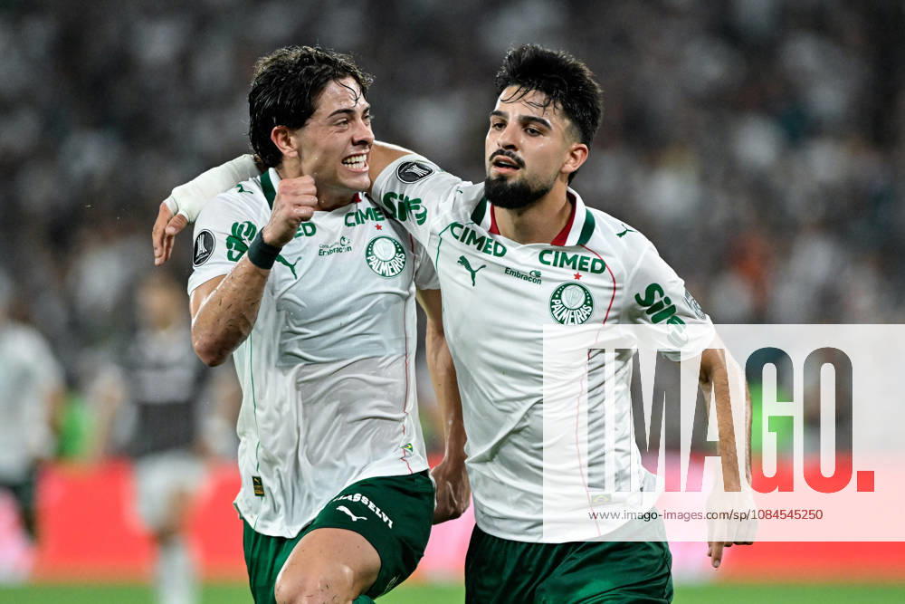 Jose Manuel Lopez of Palmeiras (R) celebrates after scoring the team s first goal with Agustin Giay of Palmeiras (L) during the Copa CONMEBOL Libertadores 2026 match between Fluminense and Palmeiras at Maracana on October 14, 2026 in Rio de Janeiro, Brazil (Photo by Andre Ricardo Sports Press Photo SPP)