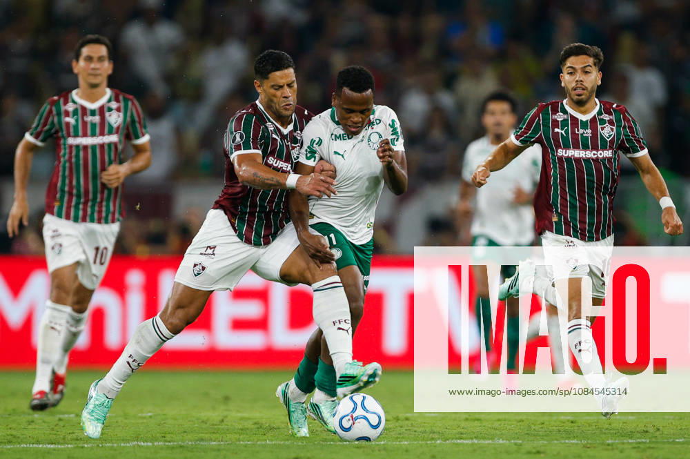 Soccer - Copa CONMEBOL Libertadores - Fluminense v Palmeiras RIO DE JANEIRO, BRAZIL - OCTOBER 14: HULK of Fluminense battles for possession with JHON ARIAS of Palmeiras during the Copa CONMEBOL Libertadores semi-final first leg match between Fluminense and Palmeiras at Maracana Stadium on October 14, 2026 in Rio de Janeiro, Brazil. Rio de Janeiro Maracana Stadium Brazil