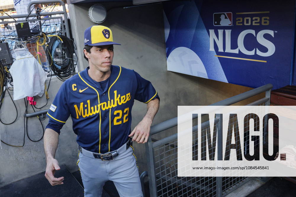 MLB, Baseball Herren, USA NLCS Game 3 - Los Angeles Dodgers vs Milwaukee Brewers Brewers outfielder Christian Yelich emerges from the dugout prior to game 3 of the National League Championship Series between the Los Angeles Dodgers and the Milwaukee Brewers at Uniqlo Field in Dodger Stadium in Los Angeles, California, USA, 14 October 2026. LOS ANGELES CALIFORNIA United States