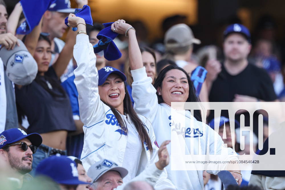 MLB, Baseball Herren, USA NLCS Game 3 - Los Angeles Dodgers vs Milwaukee Brewers Dodgers fans cheer after the first inning of game 3 of the National League Championship Series between the Los Angeles Dodgers and the Milwaukee Brewers at Uniqlo Field in Dodger Stadium in Los Angeles, California, USA, 14 October 2026. LOS ANGELES CALIFORNIA United States