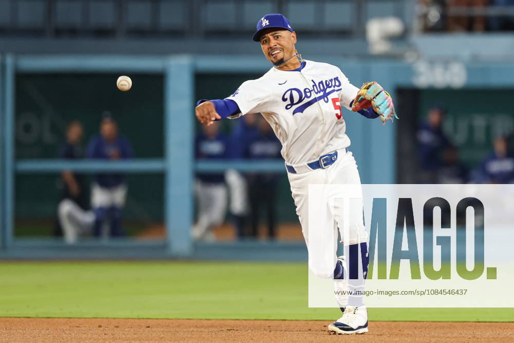 MLB, Baseball Herren, USA NLCS Game 3 - Los Angeles Dodgers vs Milwaukee Brewers Dodgers shortstop Mookie Betts (50) throws to first base in the fifth inning of game 3 of the National League Championship Series between the Los Angeles Dodgers and the Milwaukee Brewers at Uniqlo Field in Dodger Stadium in Los Angeles, California, USA, 14 October 2026. LOS ANGELES CALIFORNIA United States