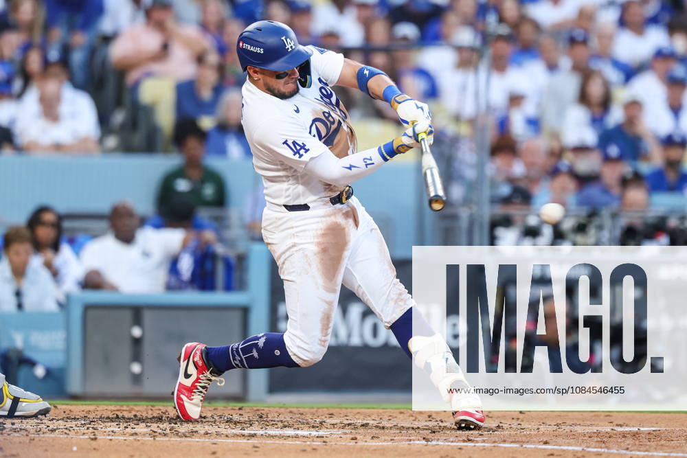 MLB, Baseball Herren, USA NLCS Game 3 - Los Angeles Dodgers vs Milwaukee Brewers Dodgers infielder Miguel Rojas (72) gets a hit in the second inning of game 3 of the National League Championship Series between the Los Angeles Dodgers and the Milwaukee Brewers at Uniqlo Field in Dodger Stadium in Los Angeles, California, USA, 14 October 2026. LOS ANGELES CALIFORNIA United States