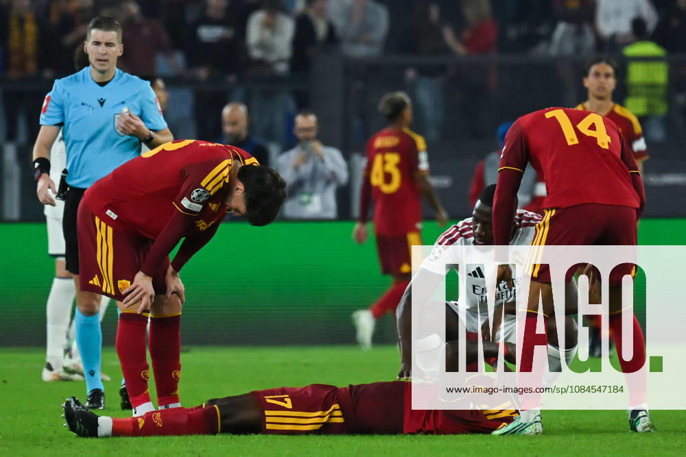 SOCCER - UEFA Champions League - AS Roma vs. Real Madrid Photo by IPA ABACAPRESS.COM89702554 - Manu Kone of Roma leaves the field after suffering an injury during the Champions League group stage Matchday 2 game between Roma and Real Madrid at the Stadio Olimpico. Rome (Italy), October 14, 2026 Mattia Vian Rome Italy