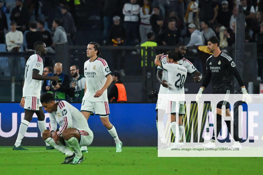 IPA89702908 - Real Madrid players celebrating their victory at the end of the Champions League group stage Matchday 2 game between Roma and Real Madrid at the Stadio Olimpico. Rome (Italy), October 14, 2026 Mattia Vian