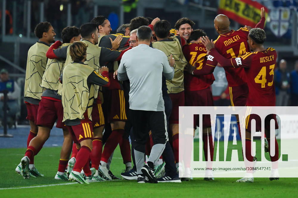 IPA89702934 - Marten De Roon of Roma celebrates scoring his goal during the Champions League group stage Matchday 2 match between Roma and Real Madrid at the Stadio Olimpico. Rome (Italy), October 14, 2026 Mattia Vian