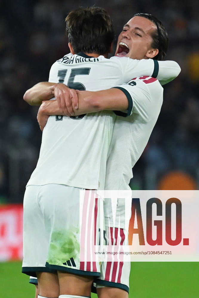 IPA89702944 - Real Madrid players celebrating their victory at the end of the Champions League group stage Matchday 2 game between Roma and Real Madrid at the Stadio Olimpico. Rome (Italy), October 14, 2026 Mattia Vian