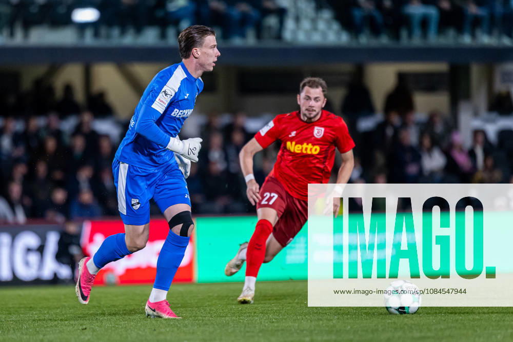 (L-R) Timo Schlieck (SC Verl, 01), Lucas Hermes (SSV Jahn Regensburg, 27) GER, SC Verl vs. SSV Jahn Regensburg, Fussball, 3. Liga, 9. Spieltag, Spielzeit 2026 2027, 14.10.2026 DFL Regulations prohibit any use of photographers as image sequences and or quasi-video. GER, SC Verl vs. SSV Jahn Regensburg, Fussball, 3. Liga, 9. Spieltag, Spielzeit 2026 2027, 14.10.2026 Verl