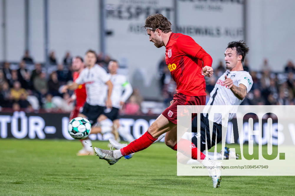 (L-R) David Philipp (SSV Jahn Regensburg, 08) im Zweikampf mit Noah Koenig (SC Verl, 22) GER, SC Verl vs. SSV Jahn Regensburg, Fussball, 3. Liga, 9. Spieltag, Spielzeit 2026 2027, 14.10.2026 DFL Regulations prohibit any use of photographers as image sequences and or quasi-video. GER, SC Verl vs. SSV Jahn Regensburg, Fussball, 3. Liga, 9. Spieltag, Spielzeit 2026 2027, 14.10.2026 Verl