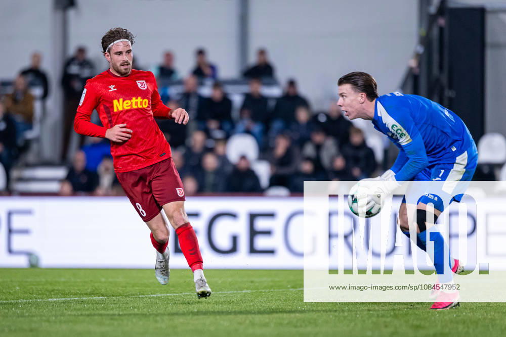 (L-R) David Philipp (SSV Jahn Regensburg, 08), Timo Schlieck (SC Verl, 01) GER, SC Verl vs. SSV Jahn Regensburg, Fussball, 3. Liga, 9. Spieltag, Spielzeit 2026 2027, 14.10.2026 DFL Regulations prohibit any use of photographers as image sequences and or quasi-video. GER, SC Verl vs. SSV Jahn Regensburg, Fussball, 3. Liga, 9. Spieltag, Spielzeit 2026 2027, 14.10.2026 Verl