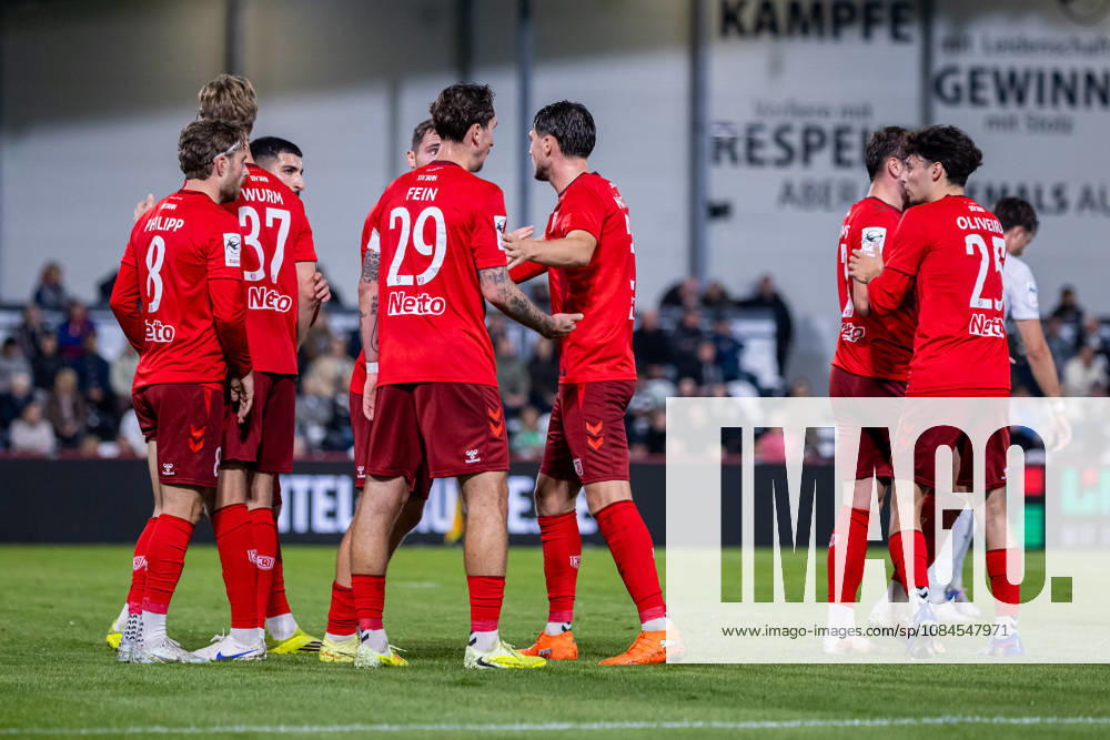 Die Spieler von SSV Jahn Regensburg jubelt ueber das Tor zum 0:1 durch Lucas Hermes (SSV Jahn Regensburg, 27) GER, SC Verl vs. SSV Jahn Regensburg, Fussball, 3. Liga, 9. Spieltag, Spielzeit 2026 2027, 14.10.2026 DFL Regulations prohibit any use of photographers as image sequences and or quasi-video. GER, SC Verl vs. SSV Jahn Regensburg, Fussball, 3. Liga, 9. Spieltag, Spielzeit 2026 2027, 14.10.2026 Verl