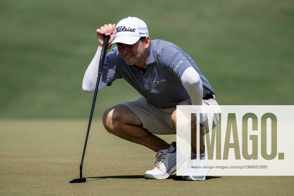 David BOOTE from Wales finishing his round on the 9th green.Opening Round in the Macao Open Golf at Macau Golf & Country Club. Coloane China - ZUMAr144 20261015_zap_r144_176