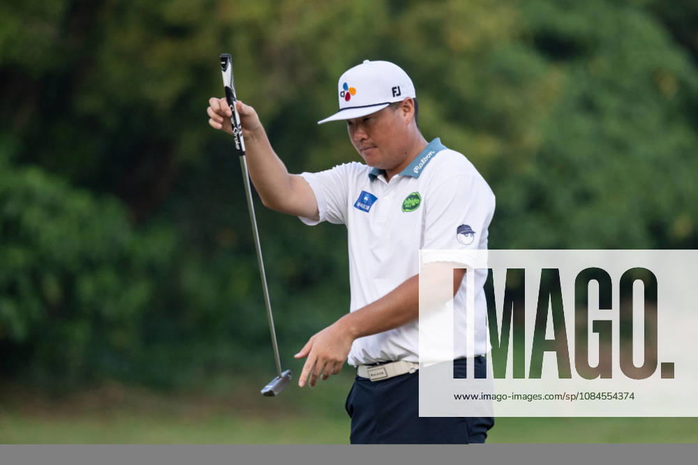 Koreaâ€⠢s, Sungjae IM, makes his round equal 1st with -6 par on the 18th hole..Opening Round in the Macao Open Golf at Macau Golf & Country Club. Coloane China - ZUMAr144 20261015_zap_r144_196