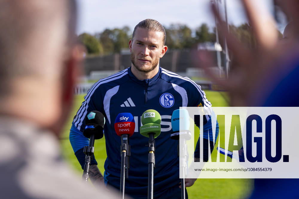 Fussball, Training des FC Schalke 04. Medienrunde mit Torwart Loris Karius (FC Schalke 04). Gelsenkirchen Trainingsgelände FC Schalke 04 NRW Deutschland xRHR-FOTO YYx