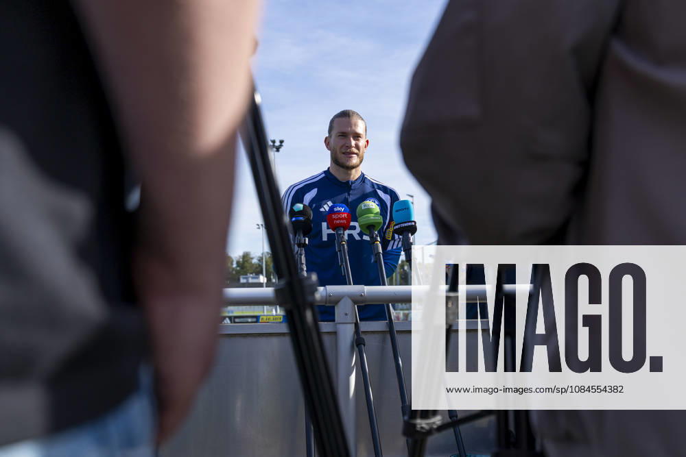 Fussball, Training des FC Schalke 04. Medienrunde mit Torwart Loris Karius (FC Schalke 04). Gelsenkirchen Trainingsgelände FC Schalke 04 NRW Deutschland xRHR-FOTO YYx