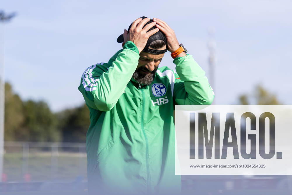 Fussball, Training des FC Schalke 04. Trainer Miron Muslic (FC Schalke 04) fasst sich an den Kopf. Gelsenkirchen Trainingsgelände FC Schalke 04 NRW Deutschland xRHR-FOTO YYx