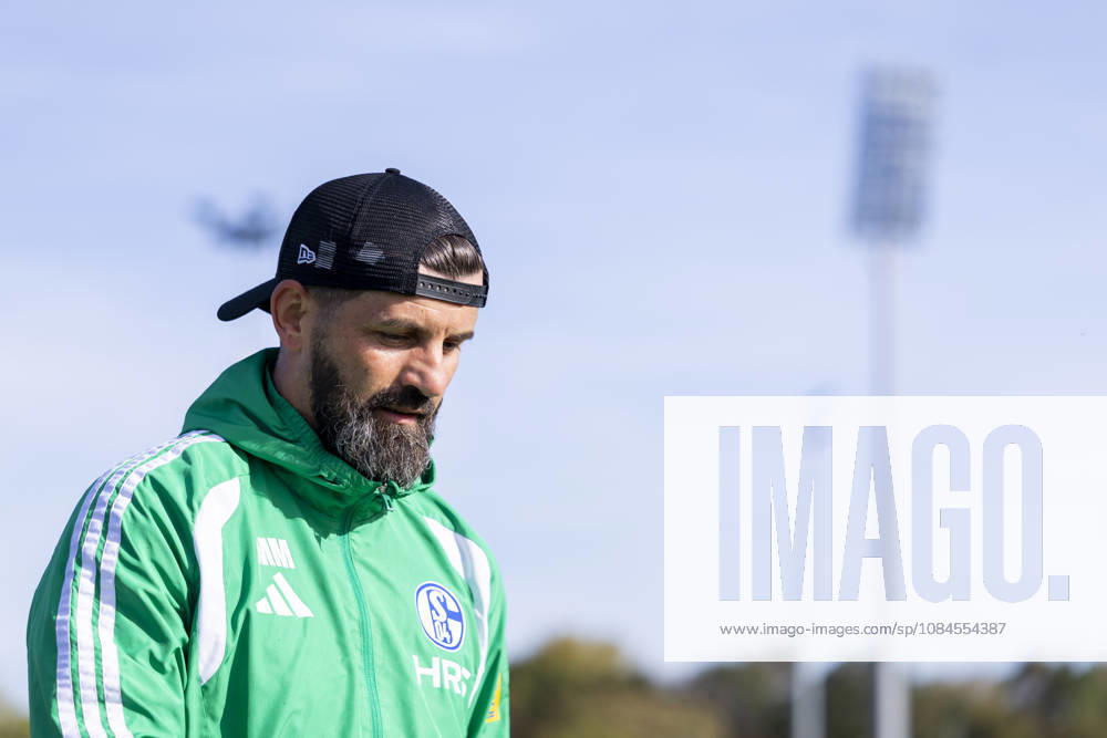 Fussball, Training des FC Schalke 04. Trainer Miron Muslic (FC Schalke 04) mit versenktem Kopf. Gelsenkirchen Trainingsgelände FC Schalke 04 NRW Deutschland xRHR-FOTO YYx