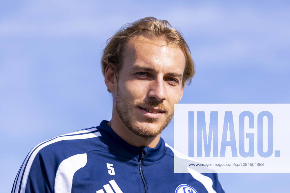Fussball, Training des FC Schalke 04. Timo Becker (FC Schalke 04). Gelsenkirchen Trainingsgelände FC Schalke 04 NRW Deutschland xRHR-FOTO YYx