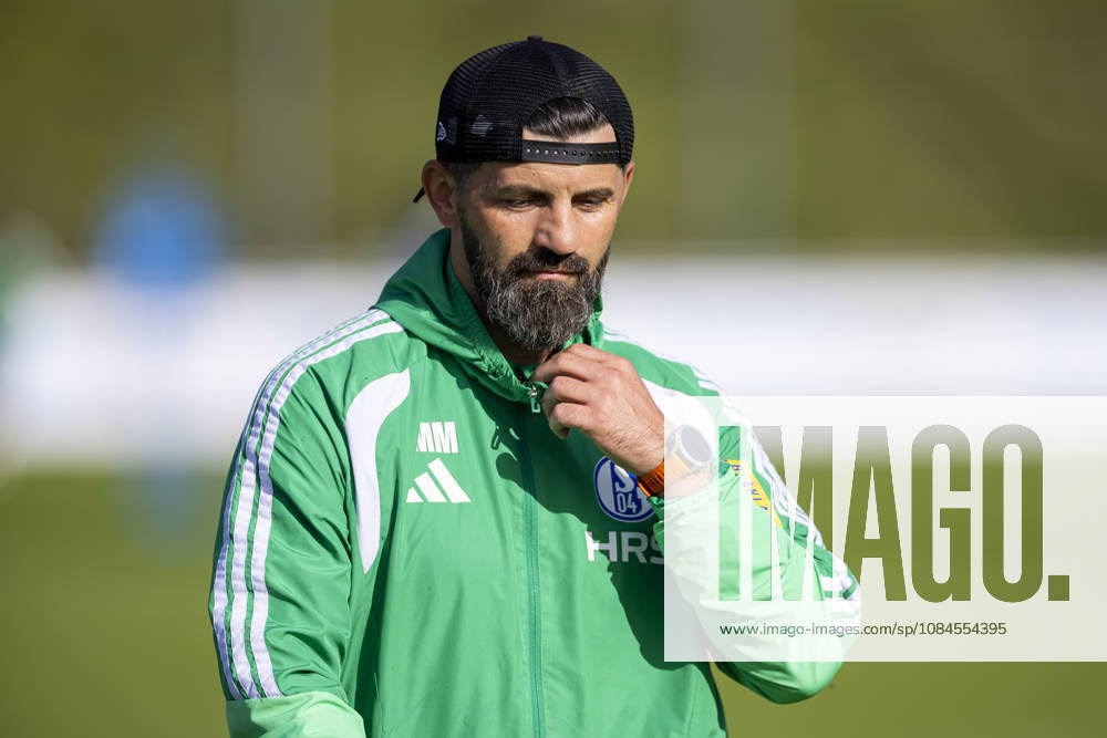 Fussball, Training des FC Schalke 04. Trainer Miron Muslic (FC Schalke 04). Gelsenkirchen Trainingsgelände FC Schalke 04 NRW Deutschland xRHR-FOTO YYx