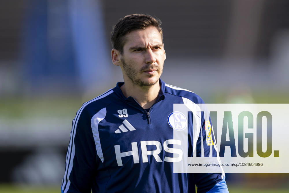 Fussball, Training des FC Schalke 04. Maximilian Wöber (FC Schalke 04). Gelsenkirchen Trainingsgelände FC Schalke 04 NRW Deutschland xRHR-FOTO YYx