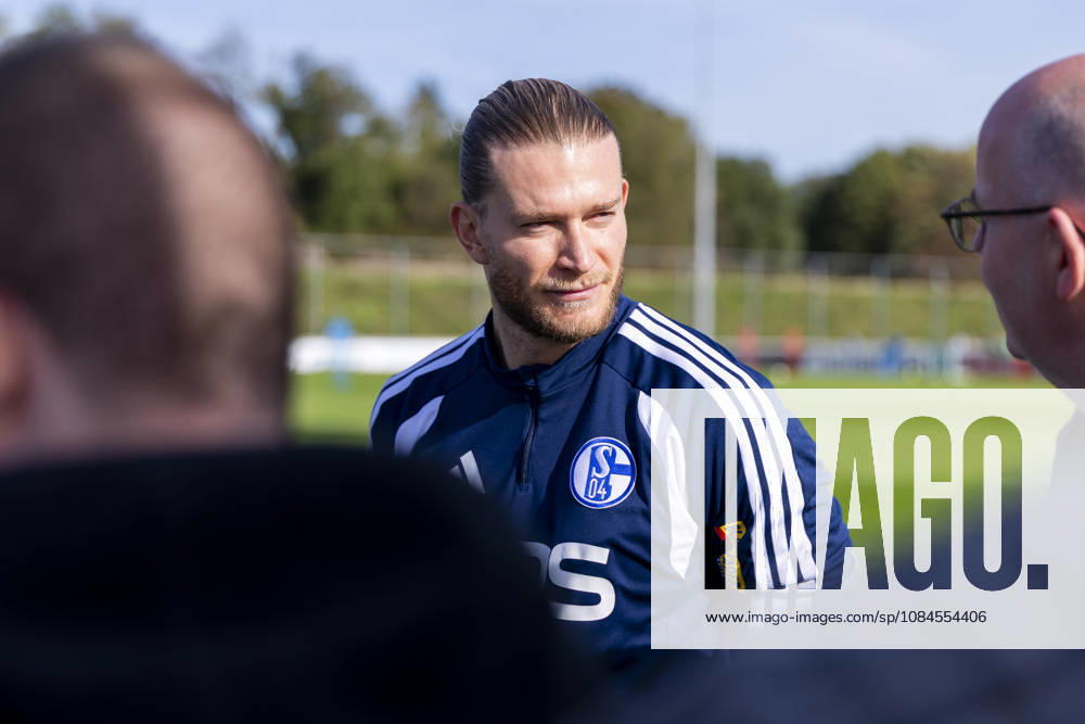 Fussball, Training des FC Schalke 04. Medienrunde mit Torwart Loris Karius (FC Schalke 04). Gelsenkirchen Trainingsgelände FC Schalke 04 NRW Deutschland xRHR-FOTO YYx