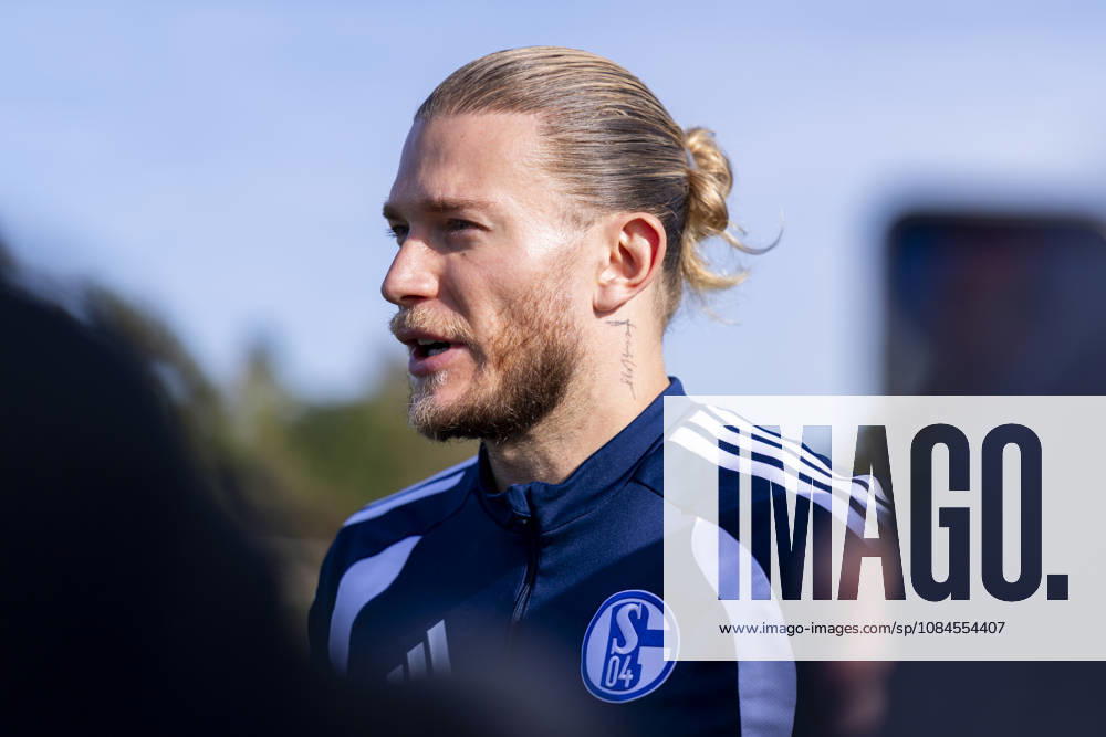 Fussball, Training des FC Schalke 04. Medienrunde mit Torwart Loris Karius (FC Schalke 04). Gelsenkirchen Trainingsgelände FC Schalke 04 NRW Deutschland xRHR-FOTO YYx