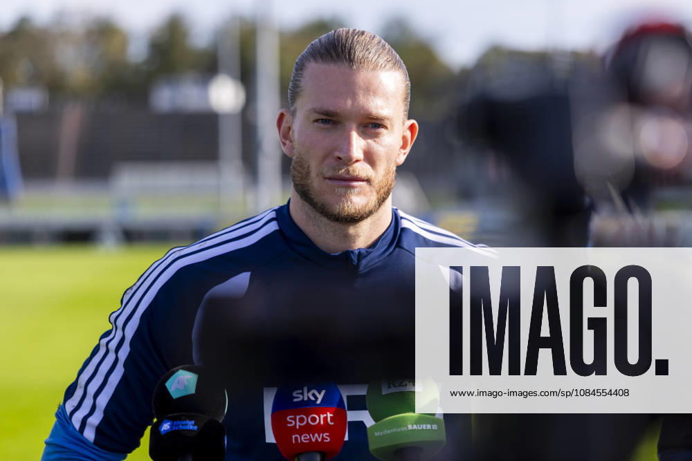 Fussball, Training des FC Schalke 04. Medienrunde mit Torwart Loris Karius (FC Schalke 04). Gelsenkirchen Trainingsgelände FC Schalke 04 NRW Deutschland xRHR-FOTO YYx
