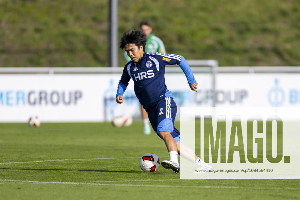 Fussball, Training des FC Schalke 04. Satoshi Tanaka (FC Schalke 04) trainiert individuell. Gelsenkirchen Trainingsgelände FC Schalke 04 NRW Deutschland xRHR-FOTO YYx