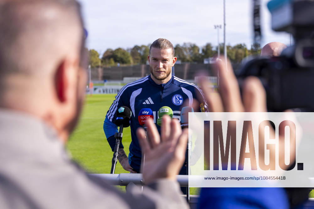 Fussball, Training des FC Schalke 04. Medienrunde mit Torwart Loris Karius (FC Schalke 04). Gelsenkirchen Trainingsgelände FC Schalke 04 NRW Deutschland xRHR-FOTO YYx