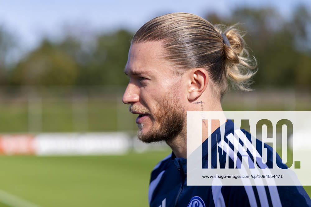 Fussball, Training des FC Schalke 04. Medienrunde mit Torwart Loris Karius (FC Schalke 04). Gelsenkirchen Trainingsgelände FC Schalke 04 NRW Deutschland xRHR-FOTO YYx