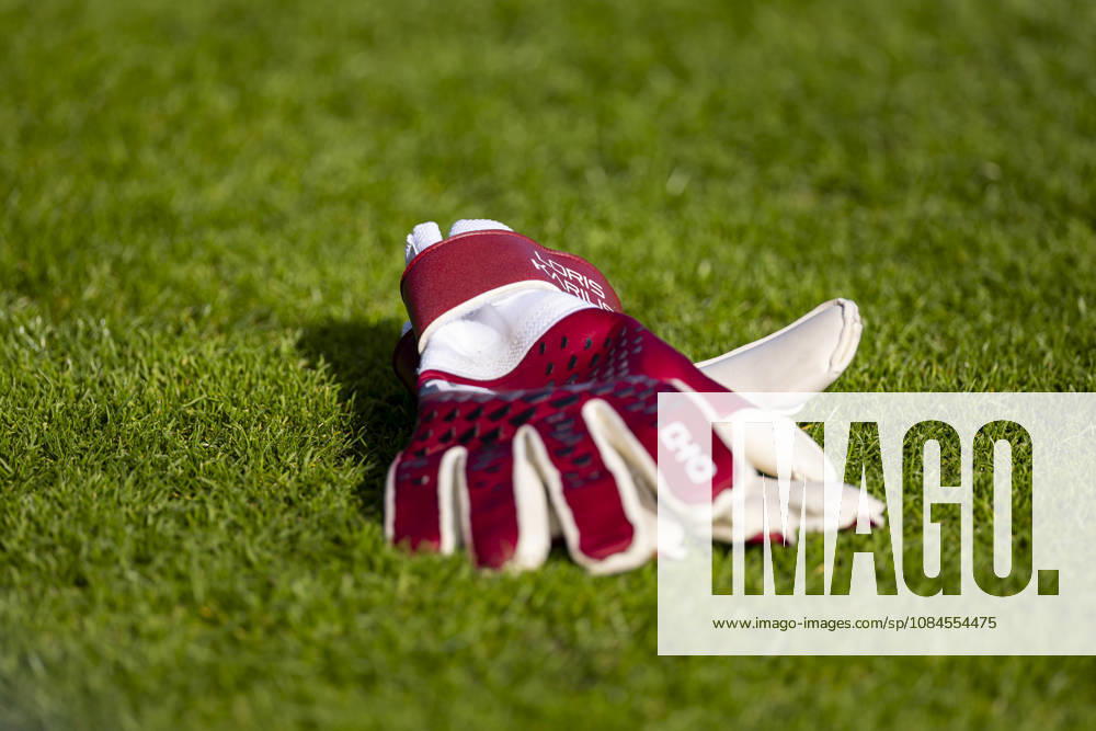 Fussball, Training des FC Schalke 04. Handschuhe von Torwart Loris Karius (FC Schalke 04) liegen auf dem Rasen. Gelsenkirchen Trainingsgelände FC Schalke 04 NRW Deutschland xRHR-FOTO YYx