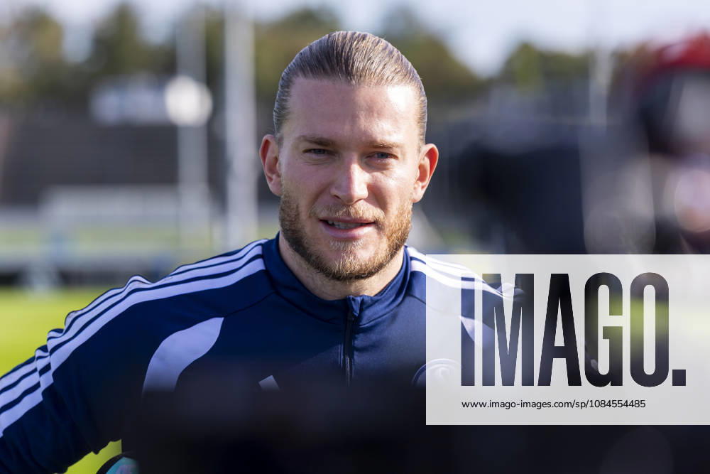 Fussball, Training des FC Schalke 04. Medienrunde mit Torwart Loris Karius (FC Schalke 04). Gelsenkirchen Trainingsgelände FC Schalke 04 NRW Deutschland xRHR-FOTO YYx