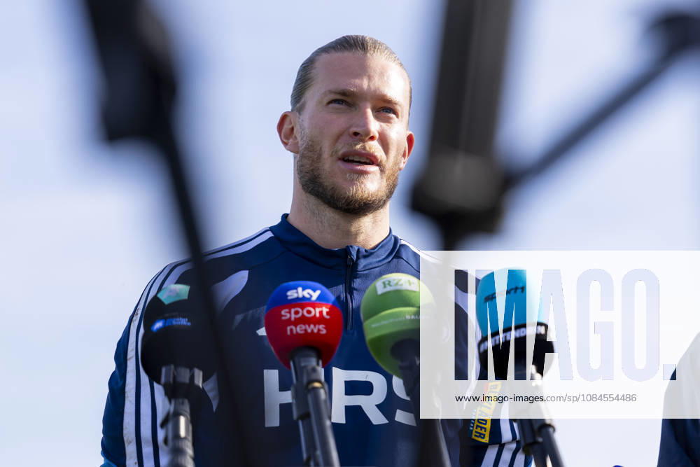 Fussball, Training des FC Schalke 04. Medienrunde mit Torwart Loris Karius (FC Schalke 04). Gelsenkirchen Trainingsgelände FC Schalke 04 NRW Deutschland xRHR-FOTO YYx