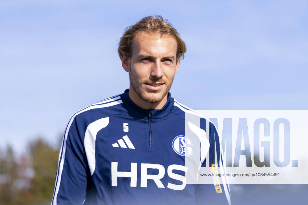 Fussball, Training des FC Schalke 04. Timo Becker (FC Schalke 04). Gelsenkirchen Trainingsgelände FC Schalke 04 NRW Deutschland xRHR-FOTO YYx