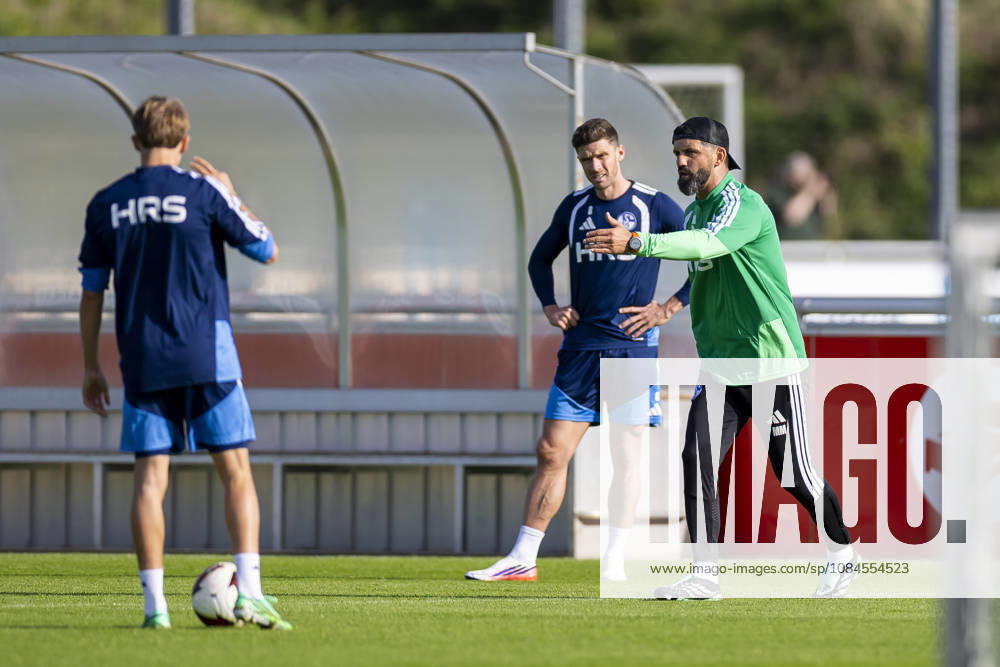 Fussball, Training des FC Schalke 04. v. l. Robin Gosens (FC Schalke 04), Trainer Miron Muslic (FC Schalke 04). Gelsenkirchen Trainingsgelände FC Schalke 04 NRW Deutschland xRHR-FOTO YYx