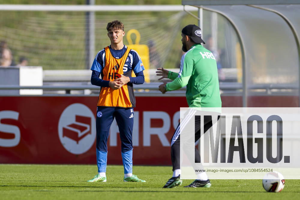 Fussball, Training des FC Schalke 04. v. l. Vitalie Becker (FC Schalke 04), Trainer Miron Muslic (FC Schalke 04). Gelsenkirchen Trainingsgelände FC Schalke 04 NRW Deutschland xRHR-FOTO YYx
