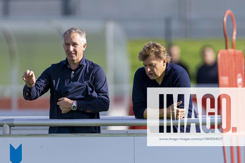 Fussball, Training des FC Schalke 04. v. l. Sportvorstand Frank Baumann (FC Schalke 04), Direktor Profifussball Youri Mulder (FC Schalke 04). Gelsenkirchen Trainingsgelände FC Schalke 04 NRW Deutschland xRHR-FOTO YYx